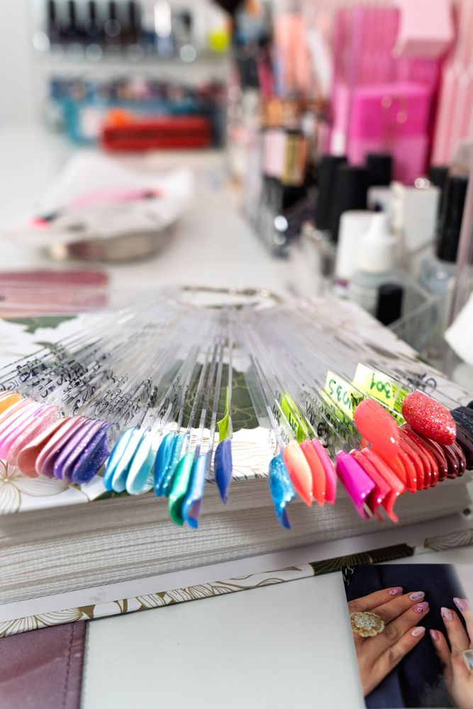 Nagellack-Farbmuster bei Bahia Nails in La Herradura, 25 Minuten von Salobreña