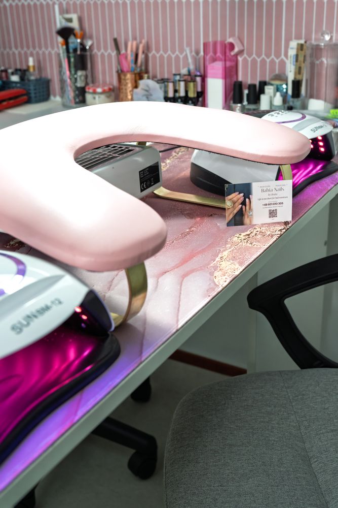 UV-/LED-Lampe und Handauflage bei Bahia Nails in La Herradura, 20 Minuten von Frigiliana