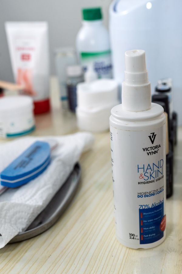 Hand- und Hauthygienespray auf dem Maniküretisch bei Bahia Nails