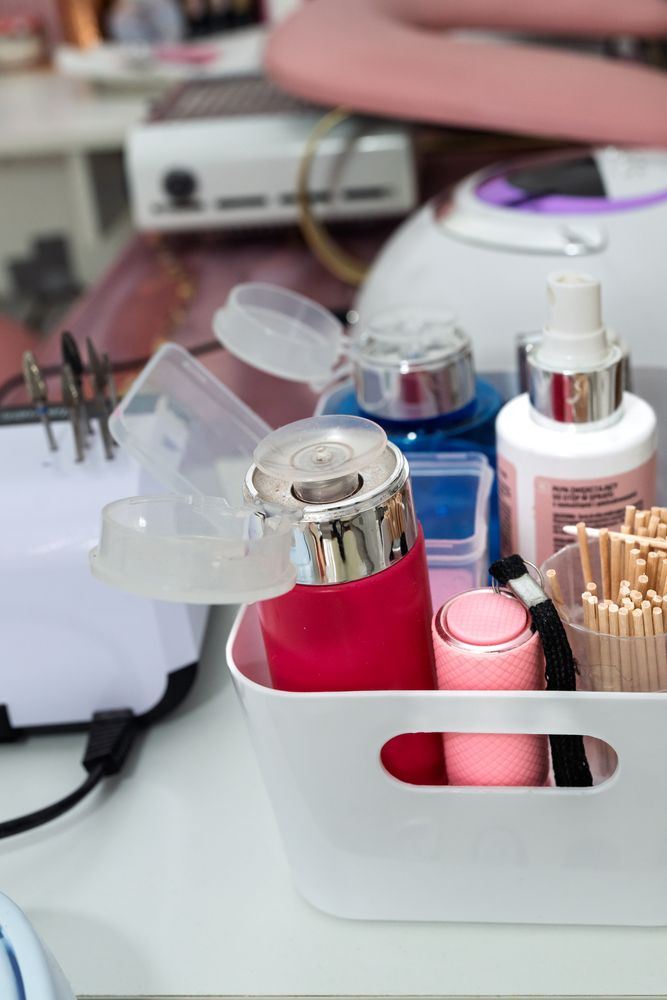 Maniküre-Instrumente und Produkte bei Bahia Nails in La Herradura, 25 Minuten von Motril