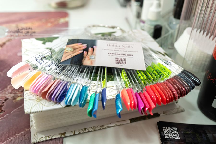 Fächer mit Nagelfarbmustern bei Bahia Nails, La Herradura