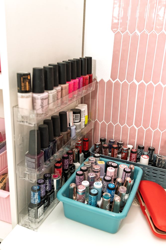 Nagellack-Kollektion bei Bahia Nails in La Herradura, 20 Minuten von Torrox