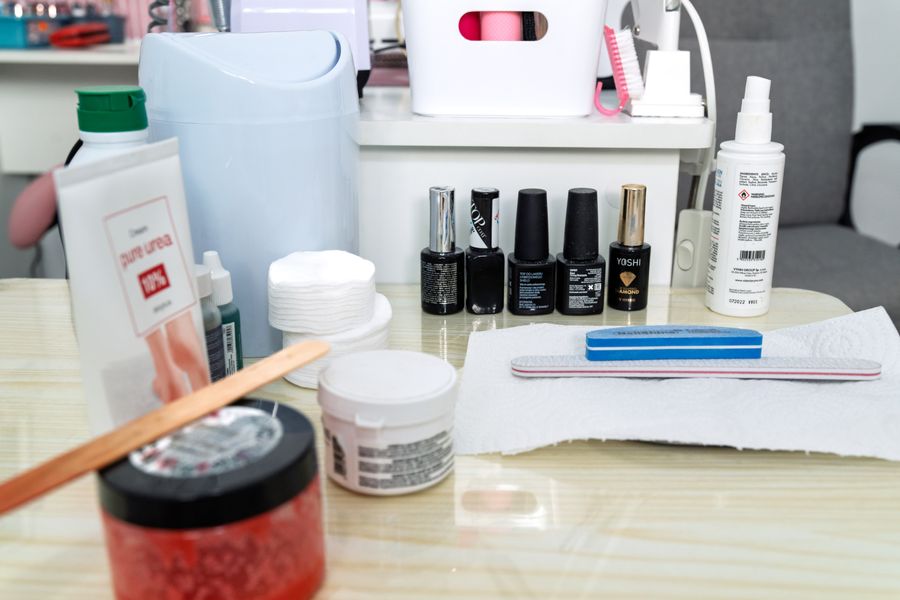 Nagelfeilen, Rosenholzstäbchen und Vorbereitungsprodukte auf dem Maniküretisch bei Bahia Nails