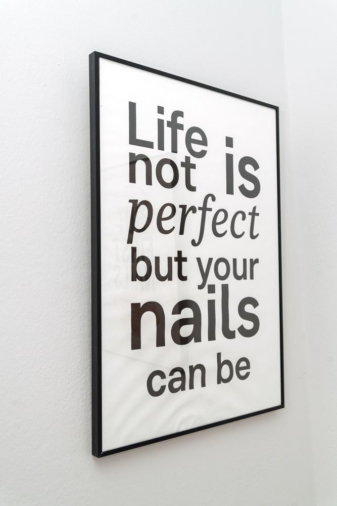 Poster im Studio von Bahia Nails, La Herradura, 40 Minuten von Cómpeta