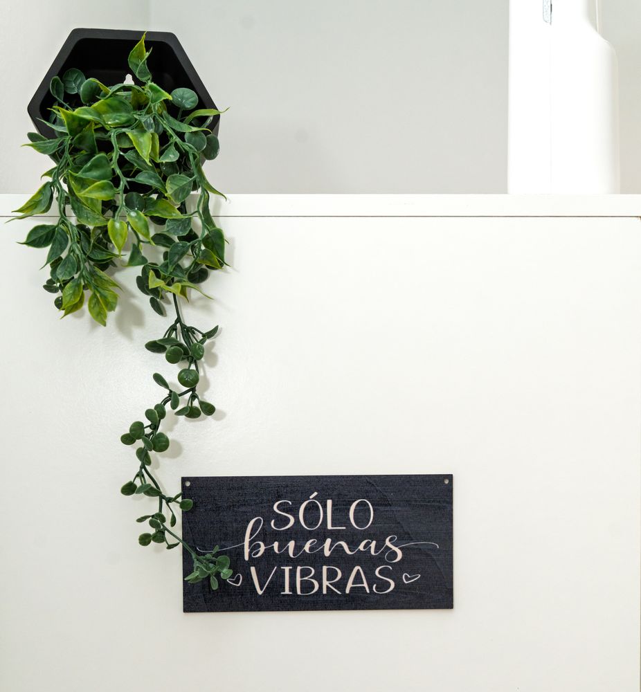 Schild „Sólo buenas vibras“ im Studio von Bahia Nails, La Herradura, 30 Minuten von Torre del Mar